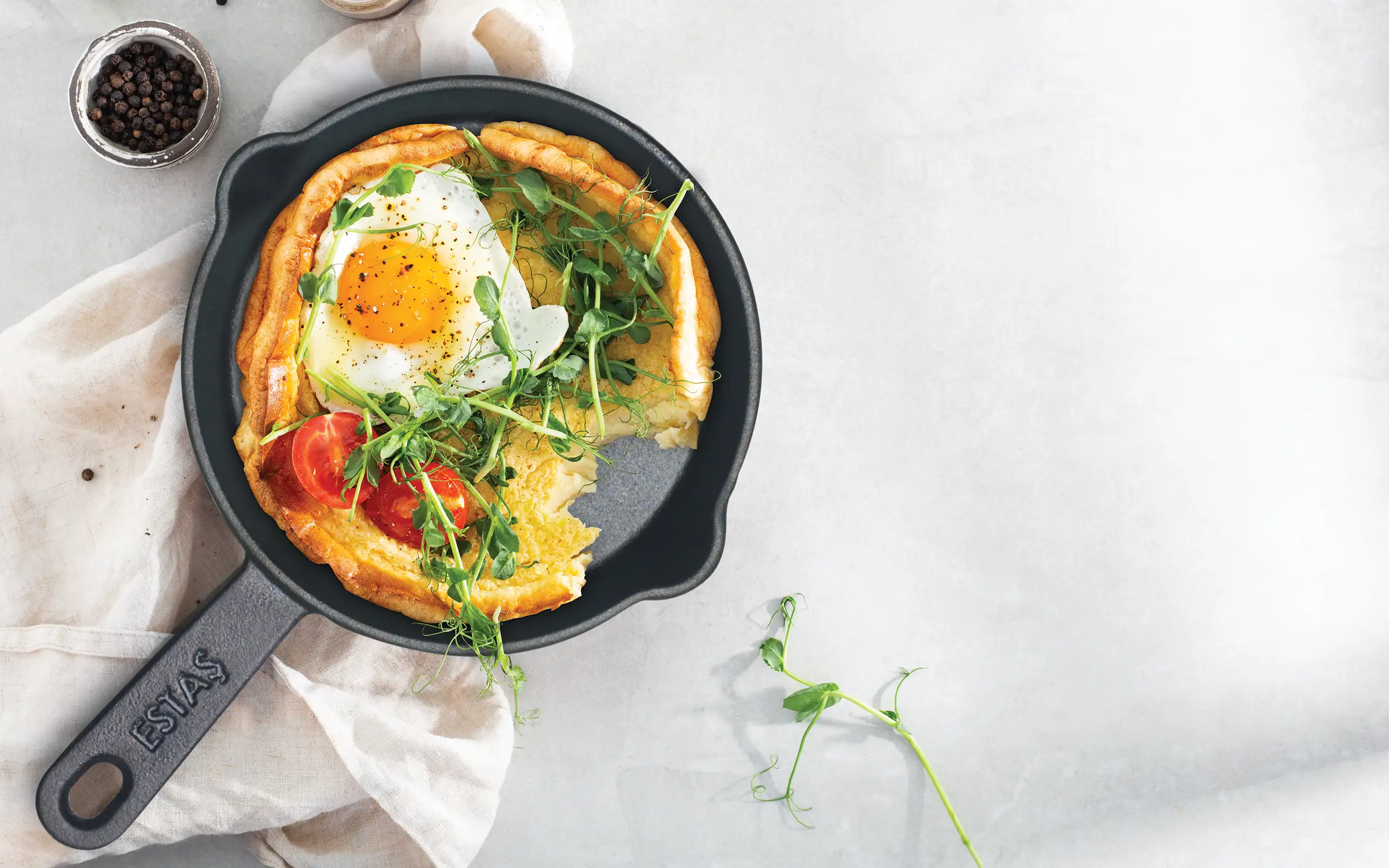 ESTAS cast iron pan serving an omelette