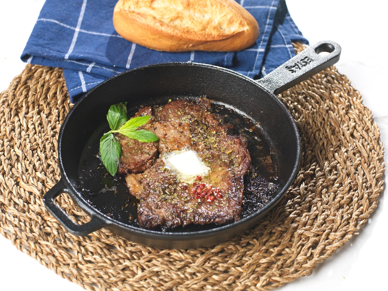 Ahşap altlık üzerinde et tavası