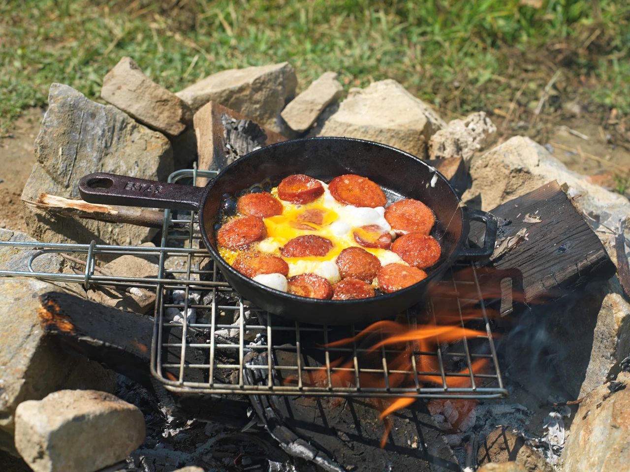 Açık ateşte sucuklu yumurta